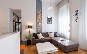 Bright Two-Bedroom Home By The New York Palace
